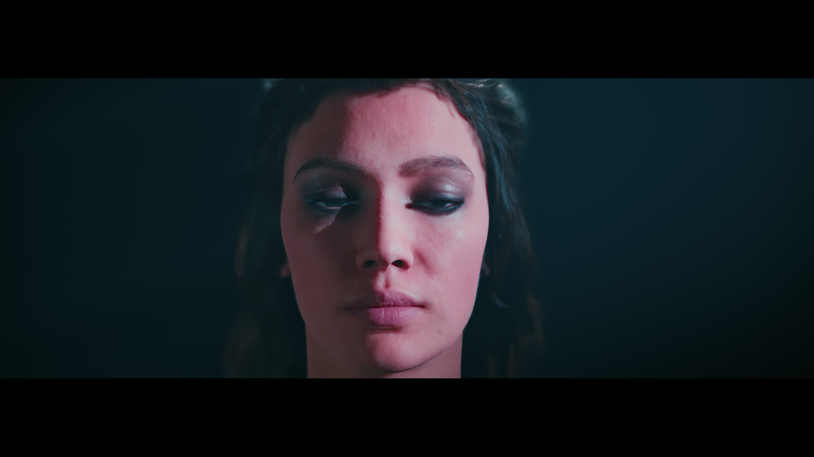 Estudio de iluminación sobre rostro femenino en penumbra
