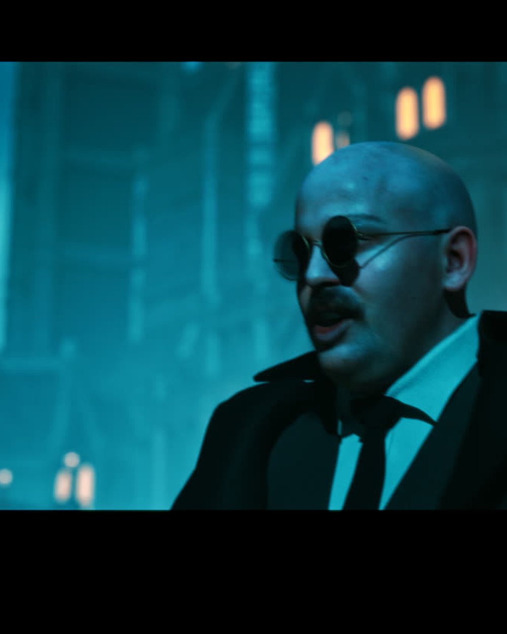 Personaje MetaHuman con gafas de sol en ciudad nocturna