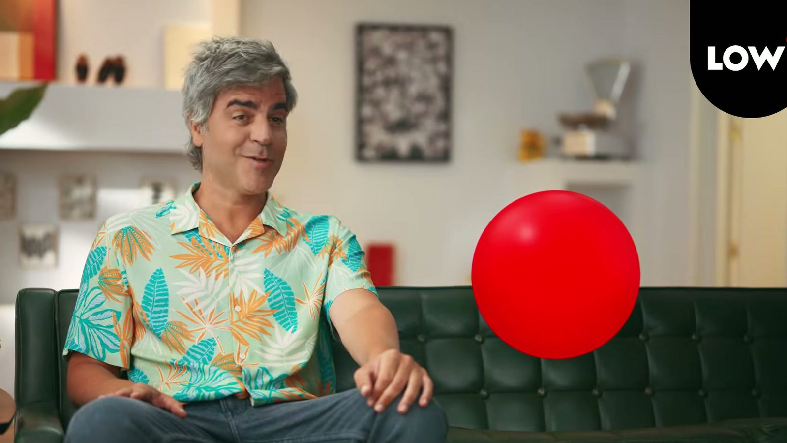 Fotograma de la campaña de Lowi con Ernesto Sevilla