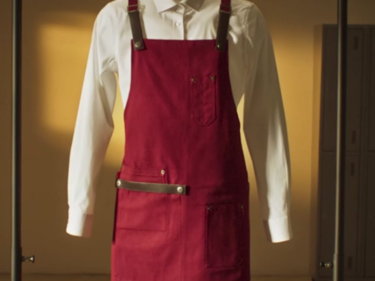 Fotograma del spot de Velilla: uniforme de trabajo colgado en un perchero