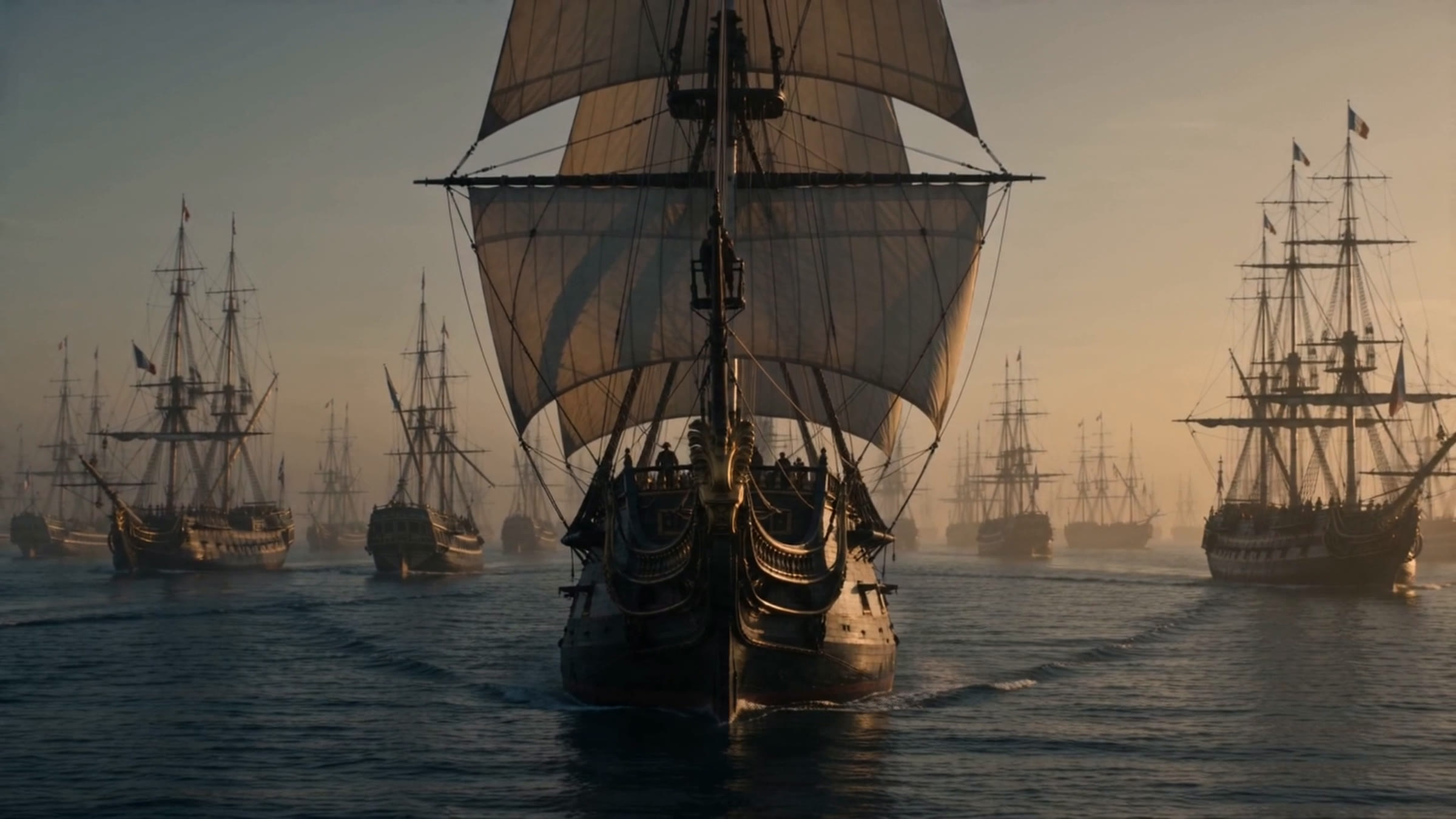 Flota de navíos de línea navegando entre bruma al amanecer — fotograma de «Trafalgar»
