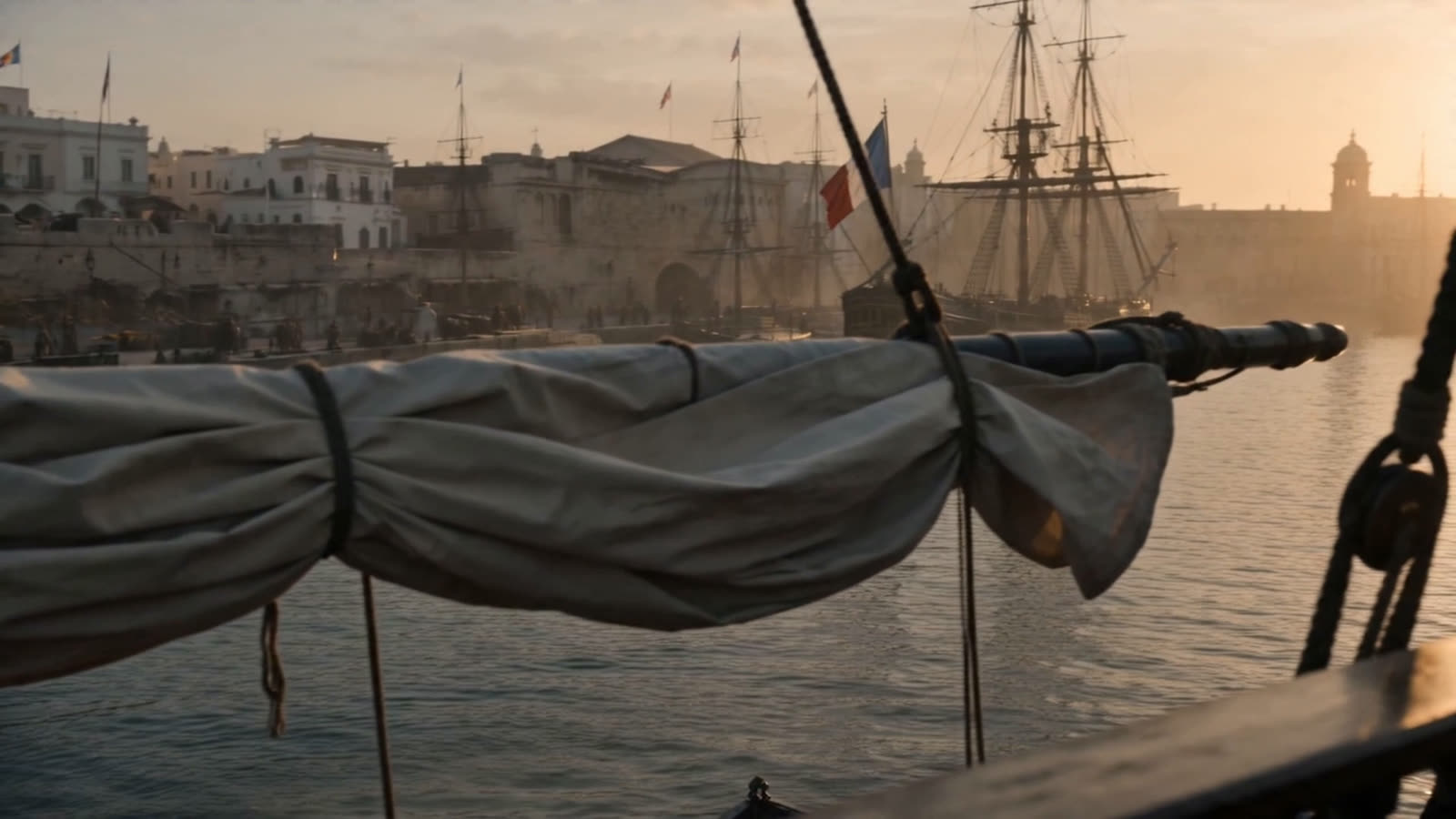 Puerto de Cádiz al amanecer con navíos amarrados