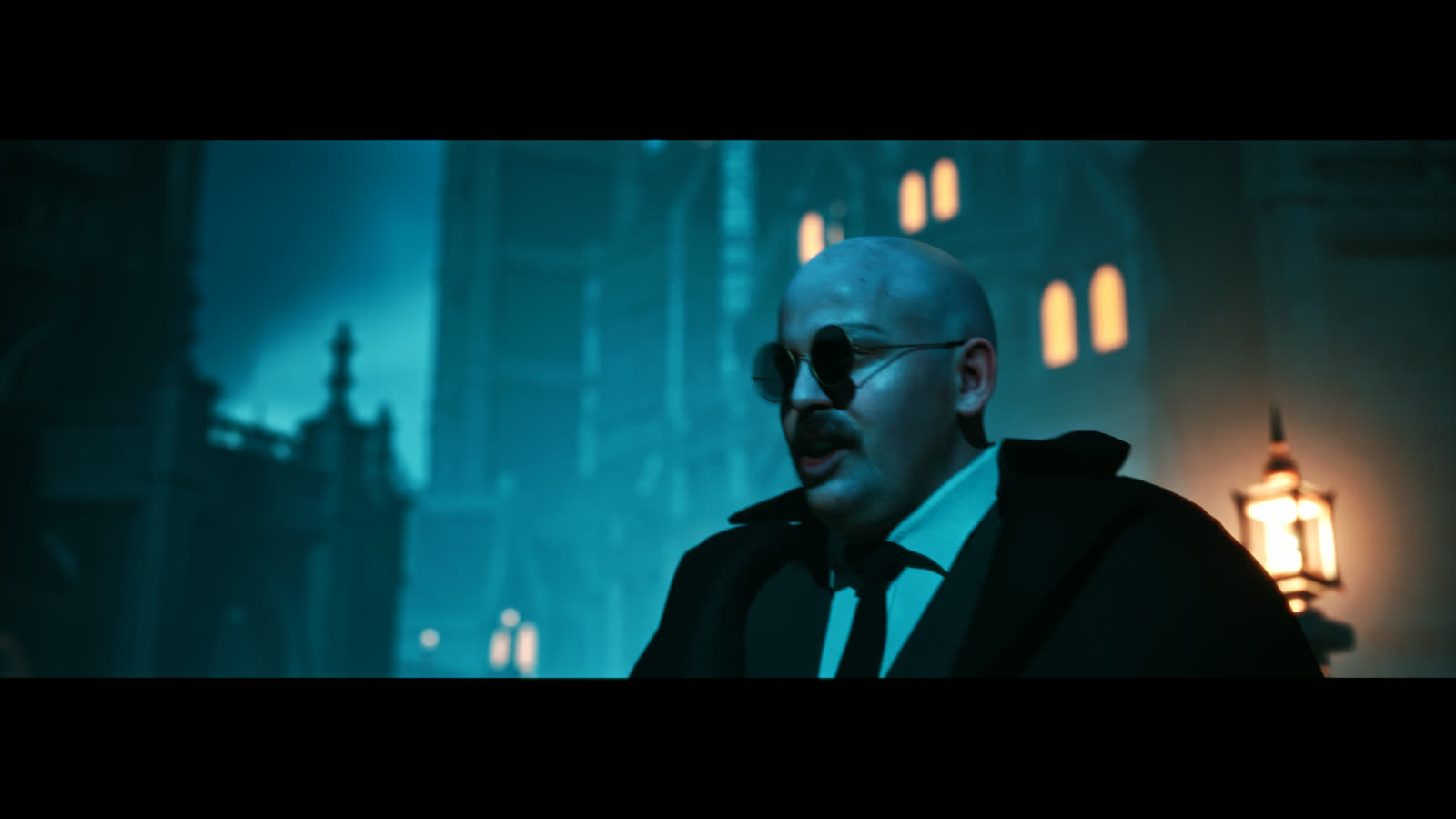 Personaje MetaHuman con gafas de sol en ciudad nocturna