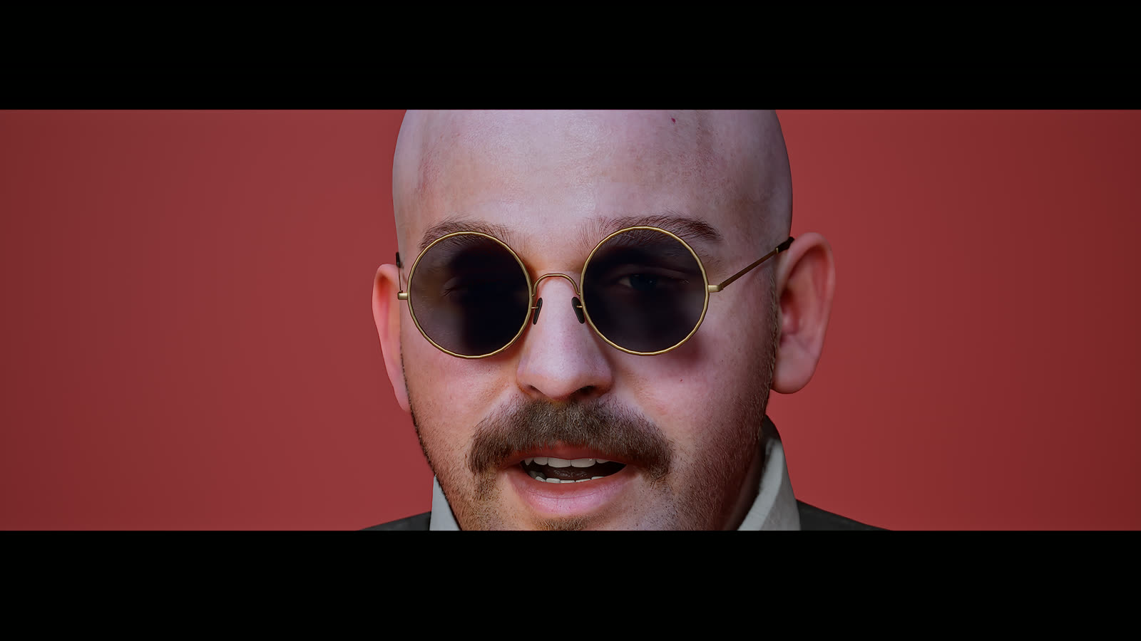 Kevin con gafas redondas sobre fondo rojo