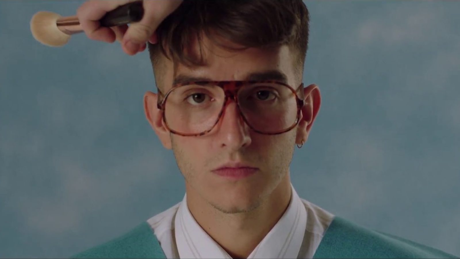Fotograma del videoclip «Bambino» de Recycled J & Selecta