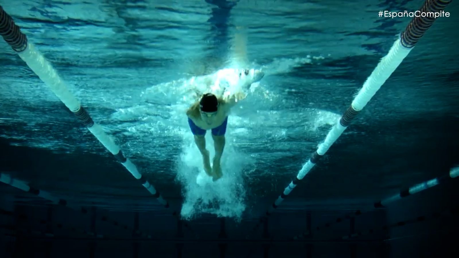 Fotograma de «España Compite»: nadador visto desde el fondo de la piscina