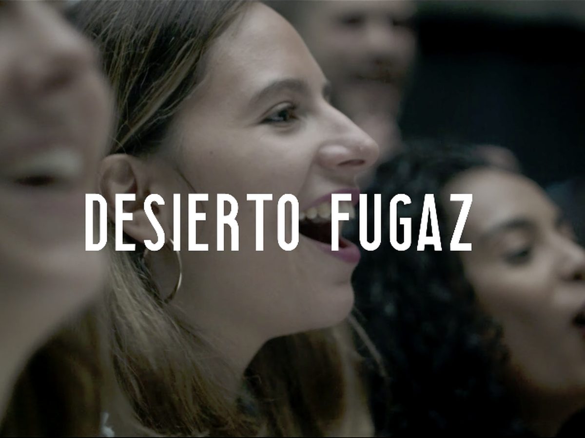 Fotograma de «Desierto fugaz» de Samu Fontán: coro cantando