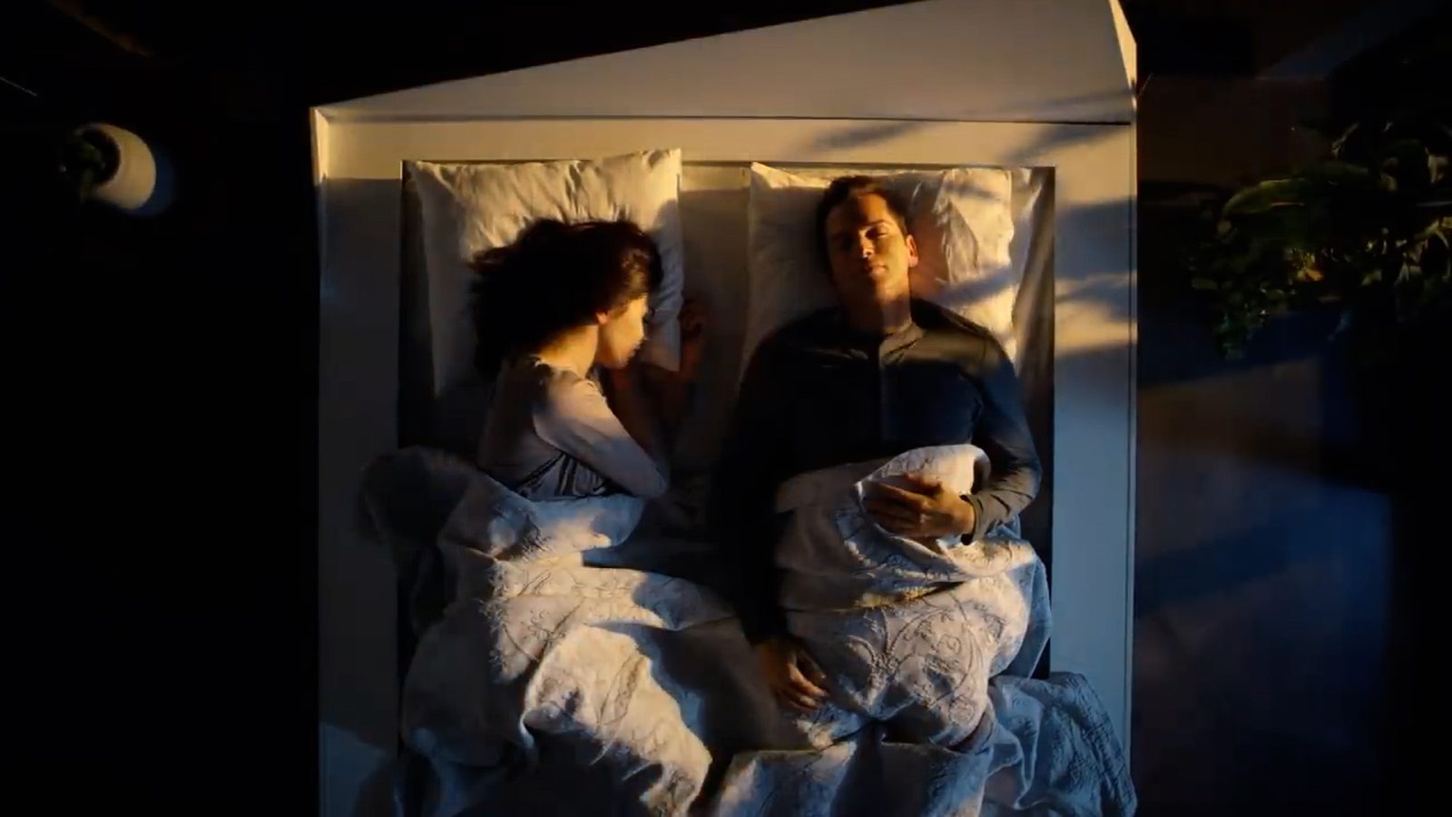 Fotograma de «Lane-Keeping Bed» de Ford: plano cenital de una pareja durmiendo