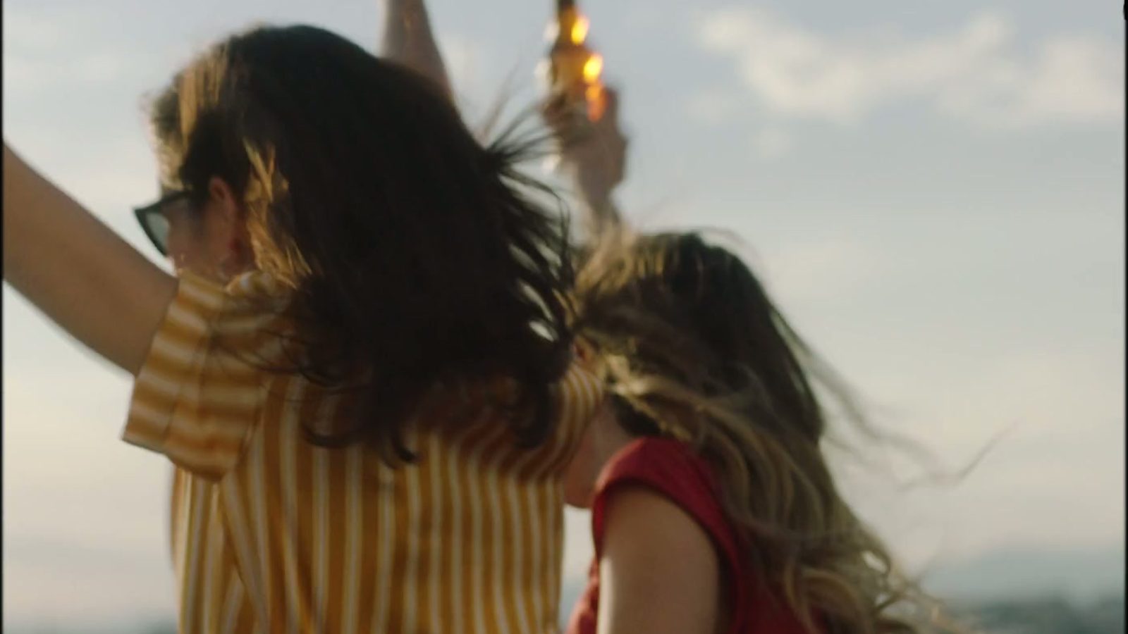 Fotograma de «This is Madrid» de Mahou: dos chicas brindando en una azotea
