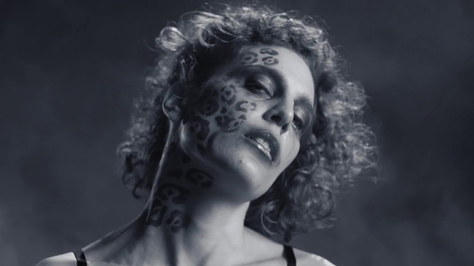 Fotograma de «Pulsos» de NOIAH: retrato en blanco y negro con maquillaje de manchas