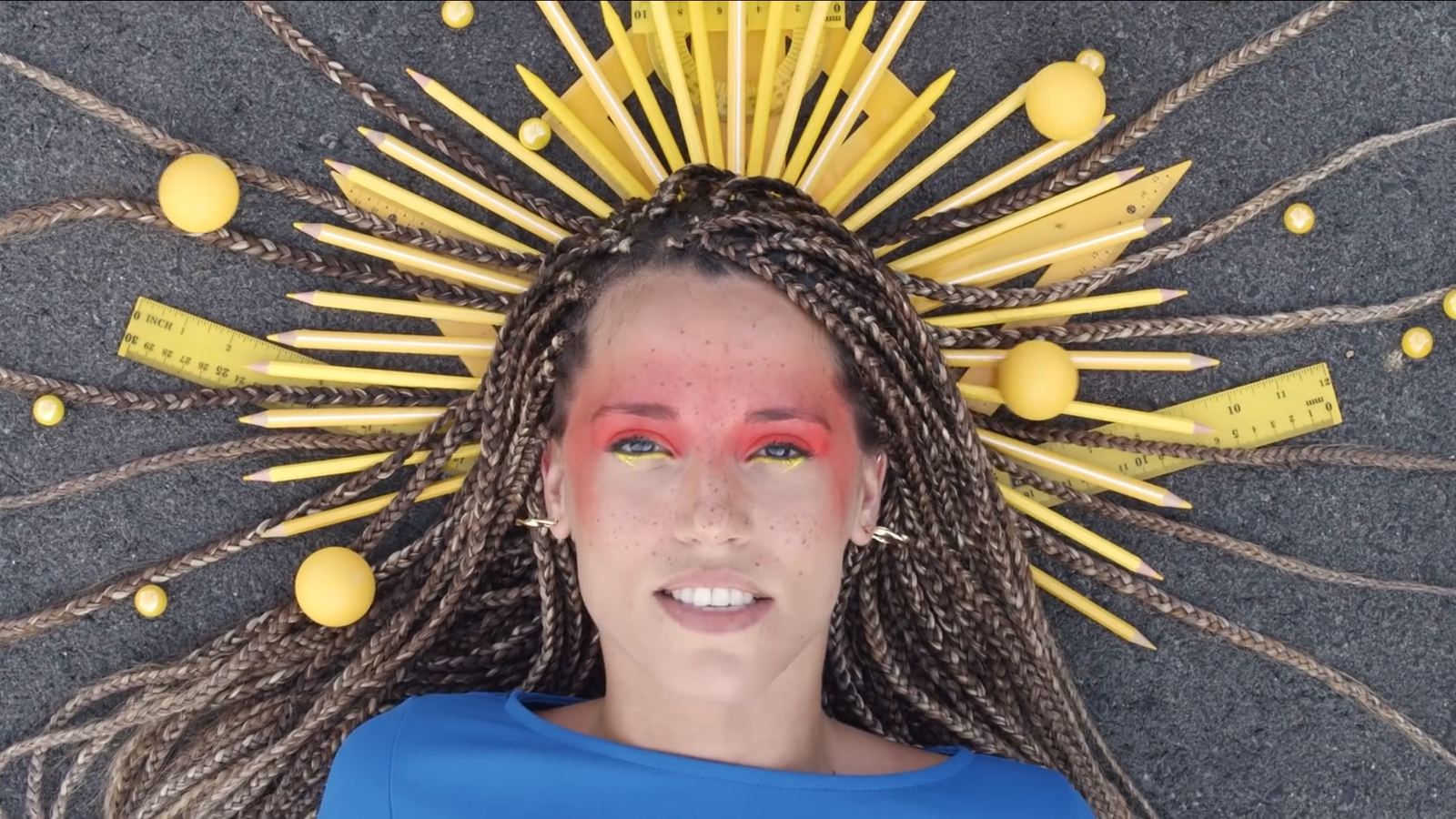 Fotograma de «Tu rollo»: retrato cenital de Andrea Dawson con una corona de lápices