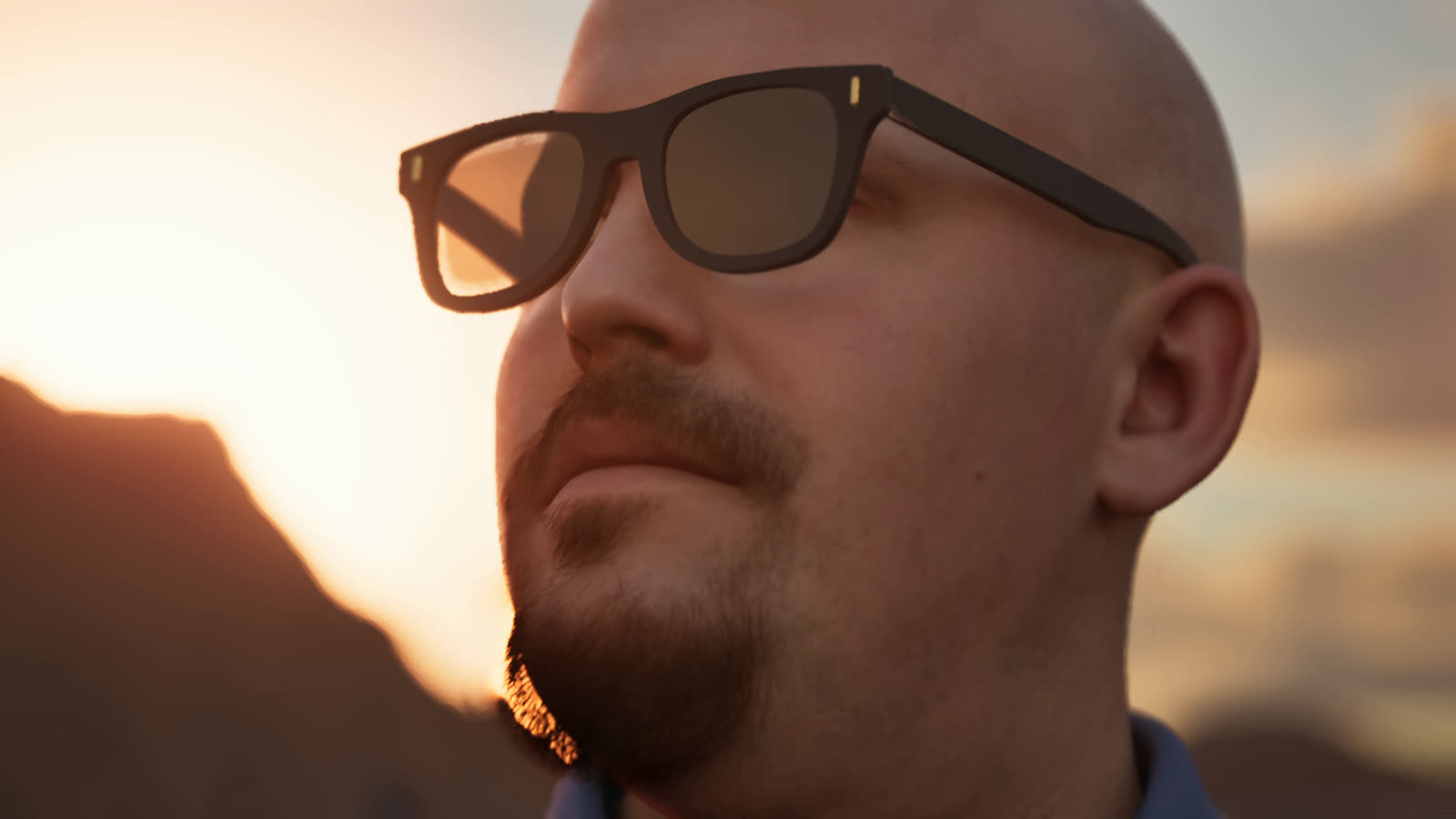 Primer plano del protagonista de Trailettos con gafas de sol
